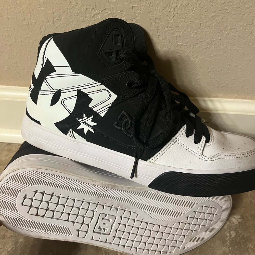 DC Skate shoes, Men’s Sz 8.5, White and Black High Top
